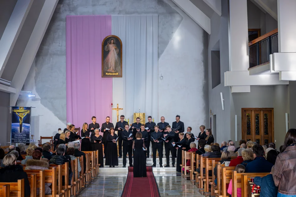 Koncert pasyjny ,,Adoremus Te Christe"  - zdjęcie 15