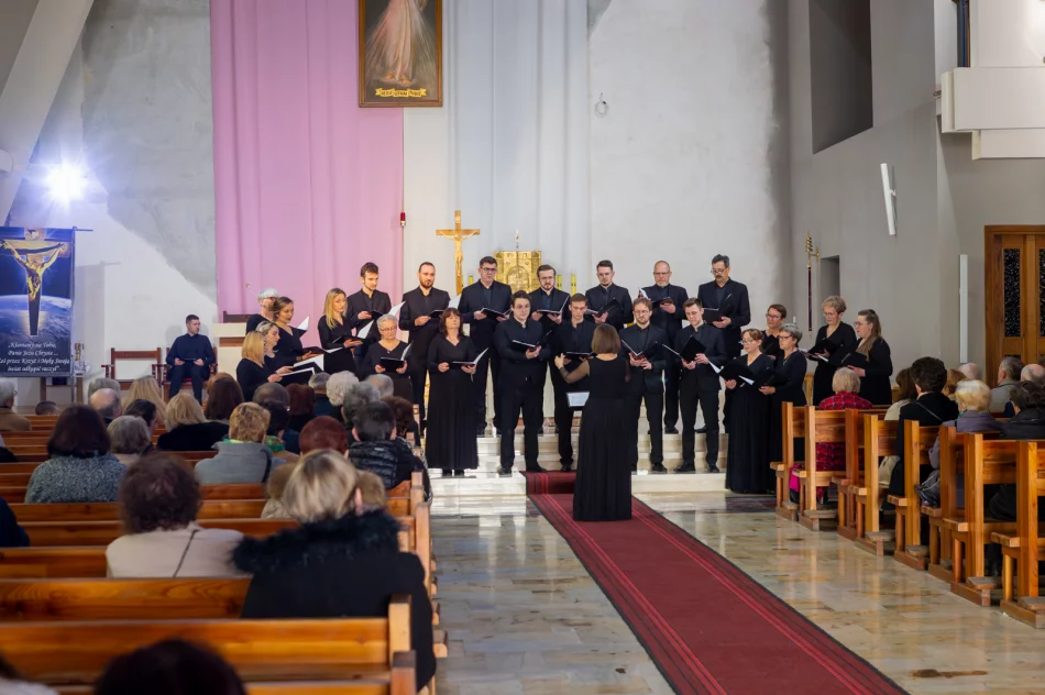 Koncert pasyjny ,,Adoremus Te Christe"  - zdjęcie 16