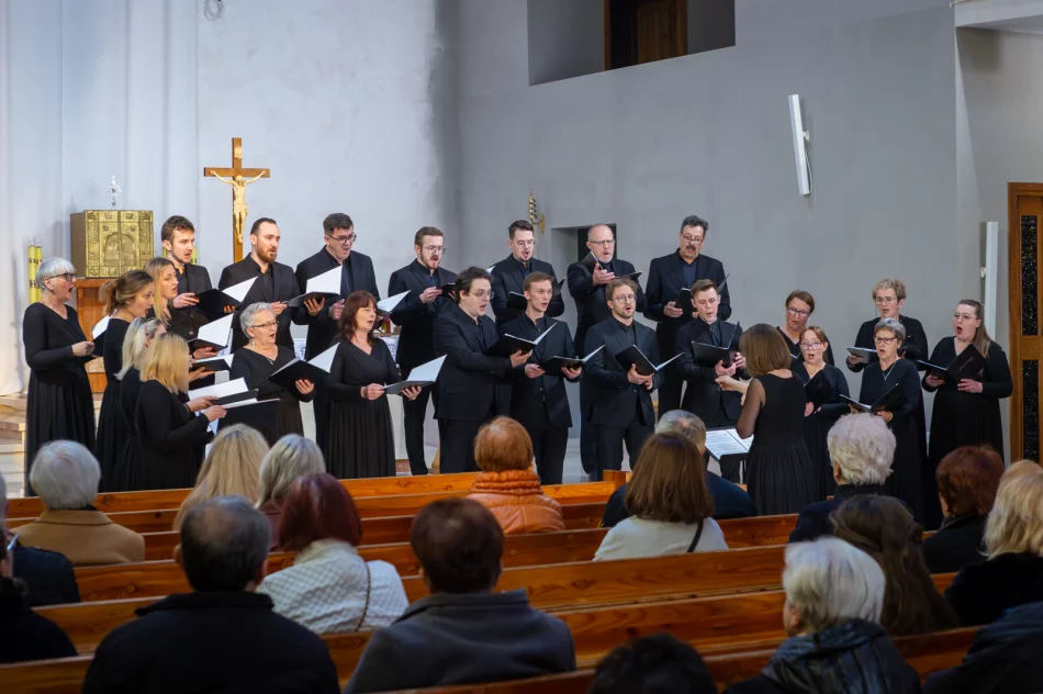 Koncert pasyjny ,,Adoremus Te Christe"  - zdjęcie 17