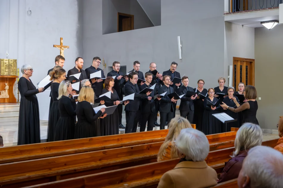 Koncert pasyjny ,,Adoremus Te Christe"  - zdjęcie 18