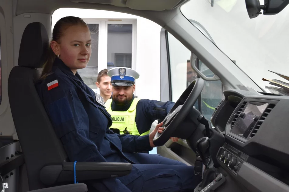 Uczniowie klasy policyjnej odwiedzili komendę - zdjęcie 4