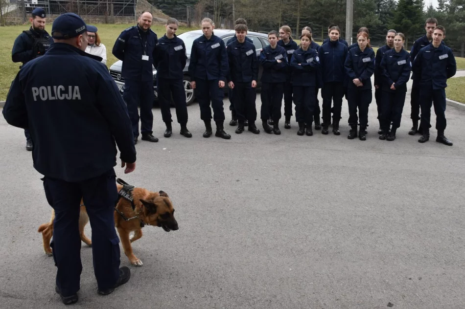 Uczniowie klasy policyjnej odwiedzili komendę - zdjęcie 8