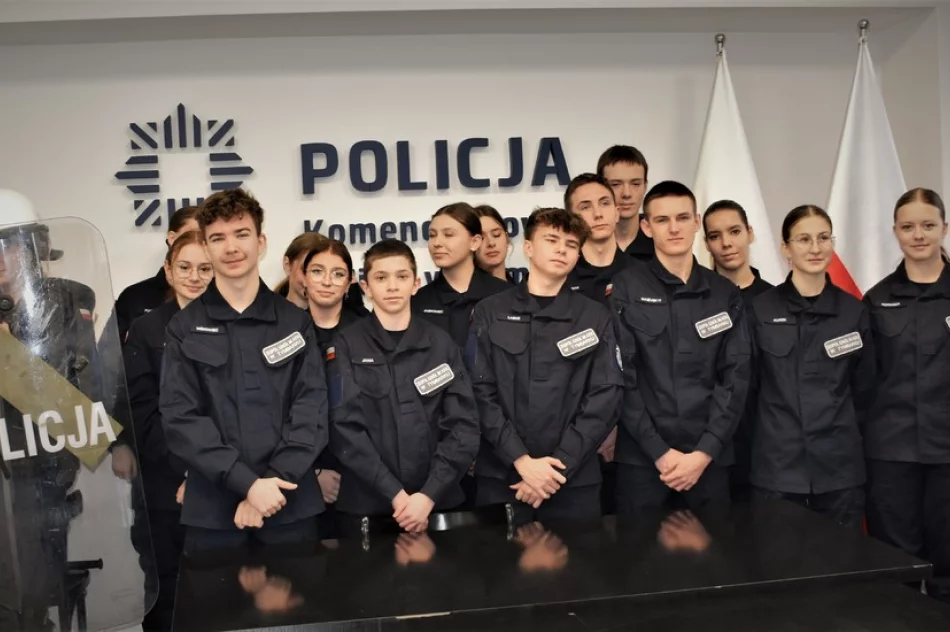 Uczniowie klasy policyjnej odwiedzili komendę - zdjęcie 9