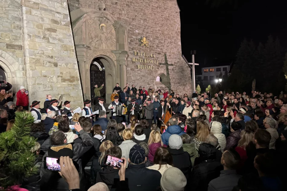 "Barka" zabrzmiała na rynku. Limanowianie uczcili 20. rocznicę śmierci Jana Pawła II (ZDJĘCIA, WIDEO) - zdjęcie 2