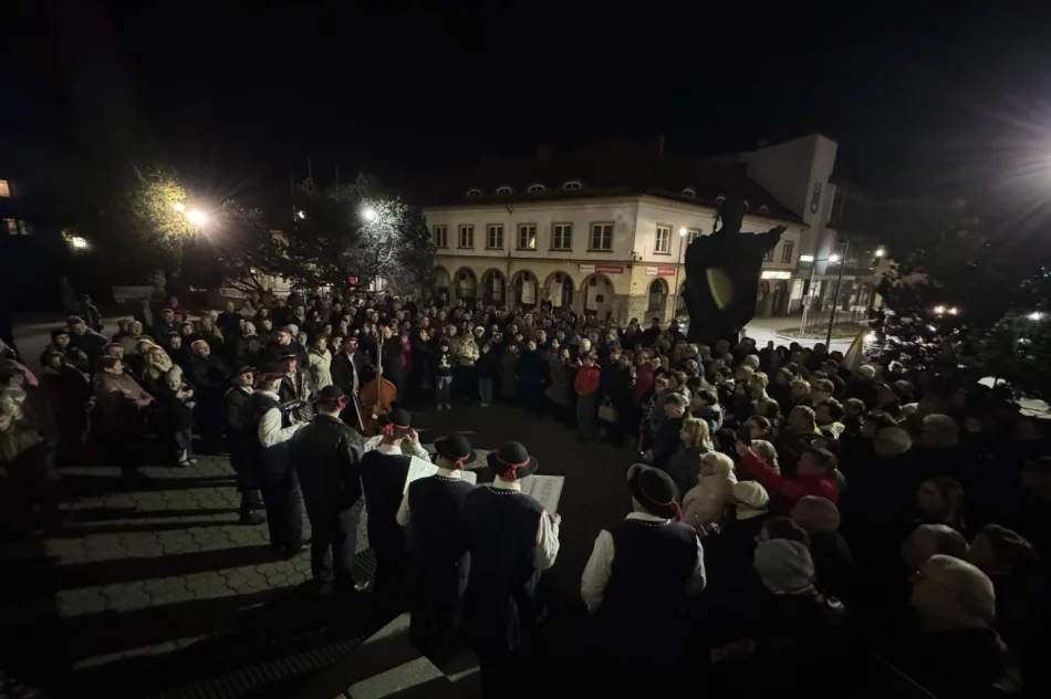 "Barka" zabrzmiała na rynku. Limanowianie uczcili 20. rocznicę śmierci Jana Pawła II (ZDJĘCIA, WIDEO) - zdjęcie 11