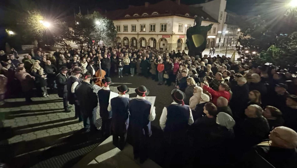 "Barka" zabrzmiała na rynku. Limanowianie uczcili 20. rocznicę śmierci Jana Pawła II (ZDJĘCIA, WIDEO) - zdjęcie 1