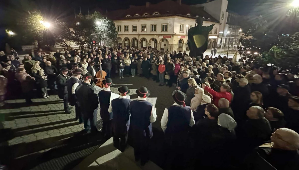 "Barka" zabrzmiała na rynku. Limanowianie uczcili 20. rocznicę śmierci Jana Pawła II (ZDJĘCIA, WIDEO)