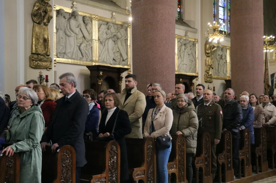 Uczczono pamięć ofiar Zbrodni Katyńskiej (ZDJĘCIA) - zdjęcie 17