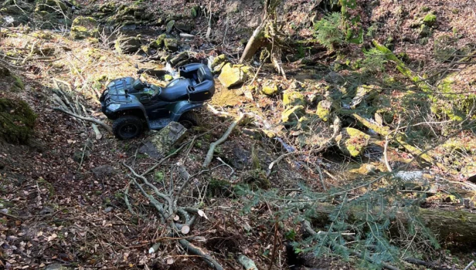 Quad przewrócił się na szlaku - kierujący trzeźwy, miał zgodę na wjazd - zdjęcie 1