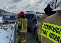 Samochód uderzył w barierę, kierująca pouczona - zdjęcie główne