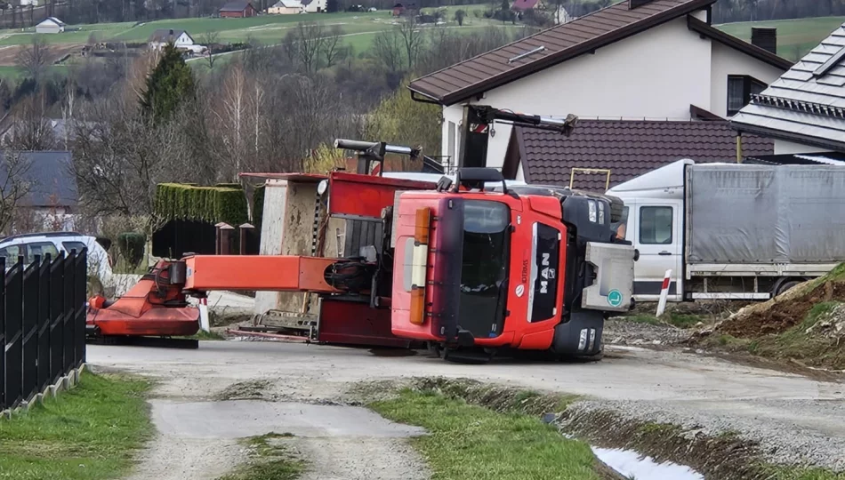 Ciężarówka przewróciła się podczas pracy HDS - zdjęcie 1