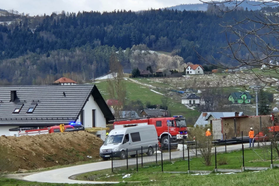 Ciężarówka przewróciła się podczas pracy HDS - zdjęcie 3