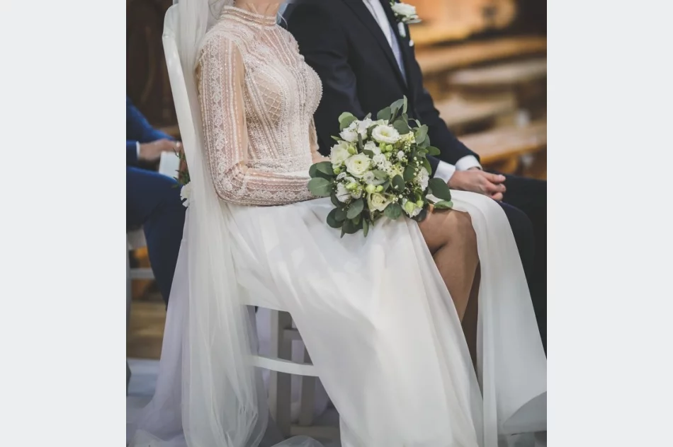 Sprzedam suknię ślubną - zdjęcie 4