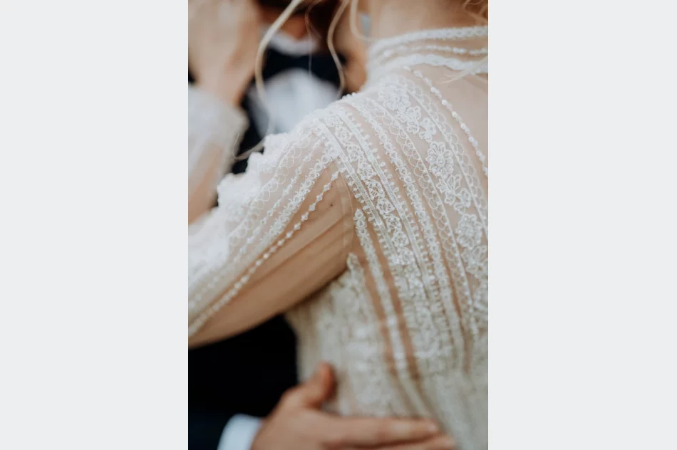 Sprzedam suknię ślubną - zdjęcie 7