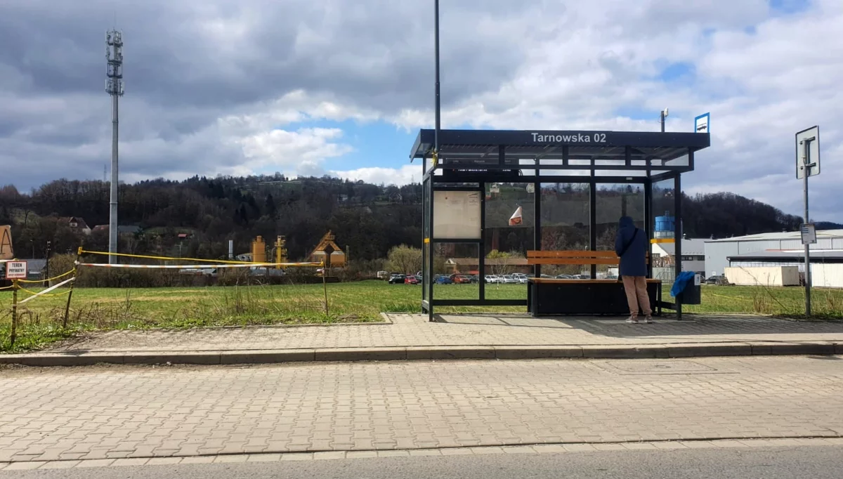 Autobusy będą zatrzymywać się na jezdni. Większe korki na ruchliwej drodze