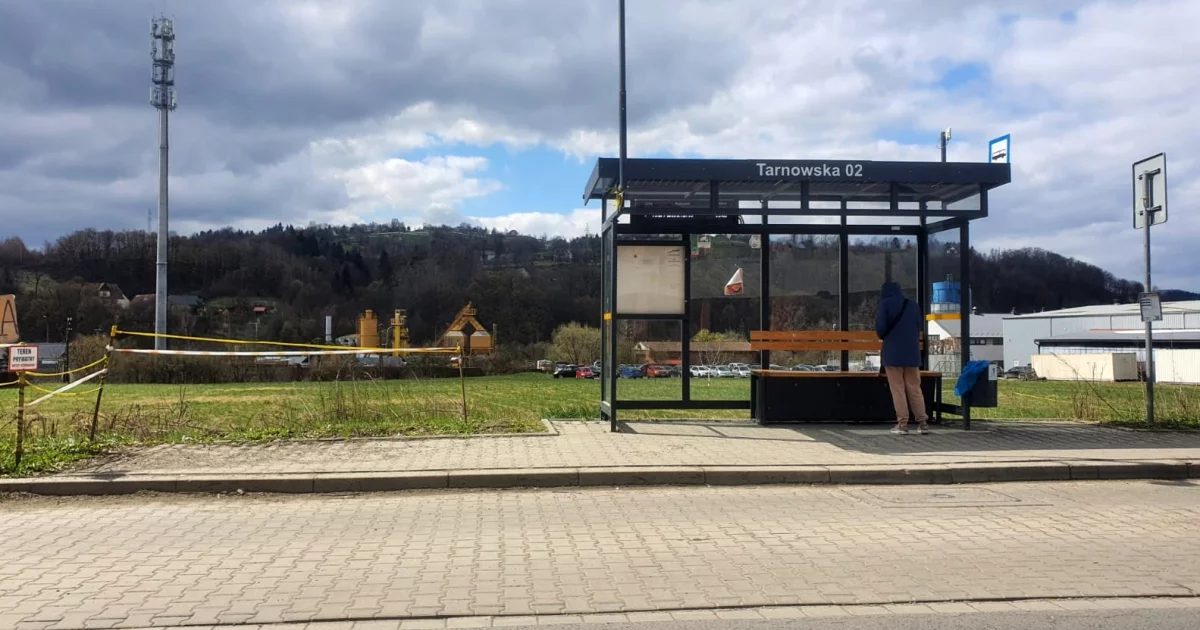 Autobusy będą zatrzymywać się na jezdni. Większe korki na ruchliwej drodze