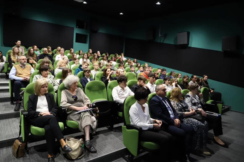 VI Ogólnopolski Konkurs Plastyczny „W kręgu poezji i prozy lagrowej więźniarek KL Ravensbrück" - zdjęcie 5