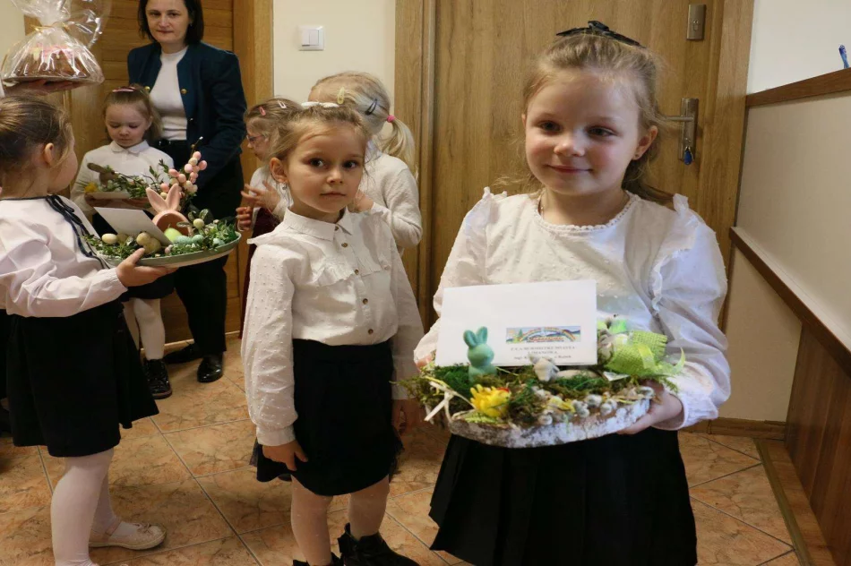 Przedszkolaki z wielkanocnymi życzeniami u Burmistrz Miasta - zdjęcie 4