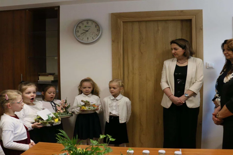 Przedszkolaki z wielkanocnymi życzeniami u Burmistrz Miasta - zdjęcie 12
