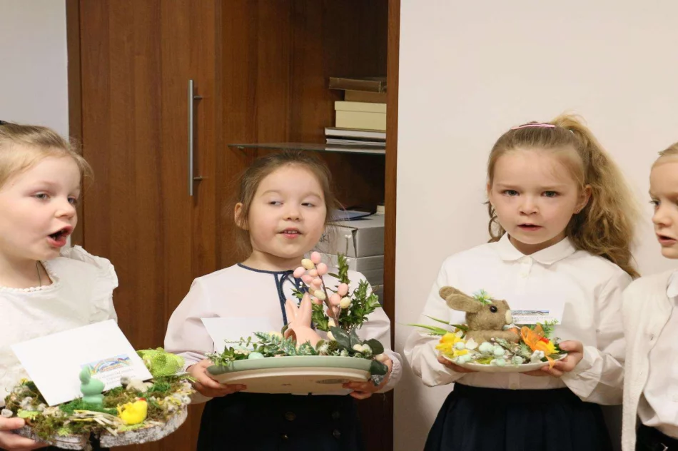 Przedszkolaki z wielkanocnymi życzeniami u Burmistrz Miasta - zdjęcie 13