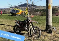Motocyklista na crossie uderzył w słup. Jedna osoba ranna, wezwano LPR - zdjęcie główne