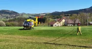 Motocyklista na crossie uderzył w słup. Jedna osoba ranna, wezwano LPR - zdjęcie 5