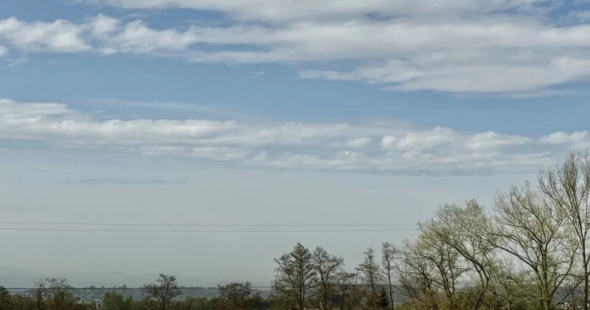 Saharyjski pył nad południem kraju