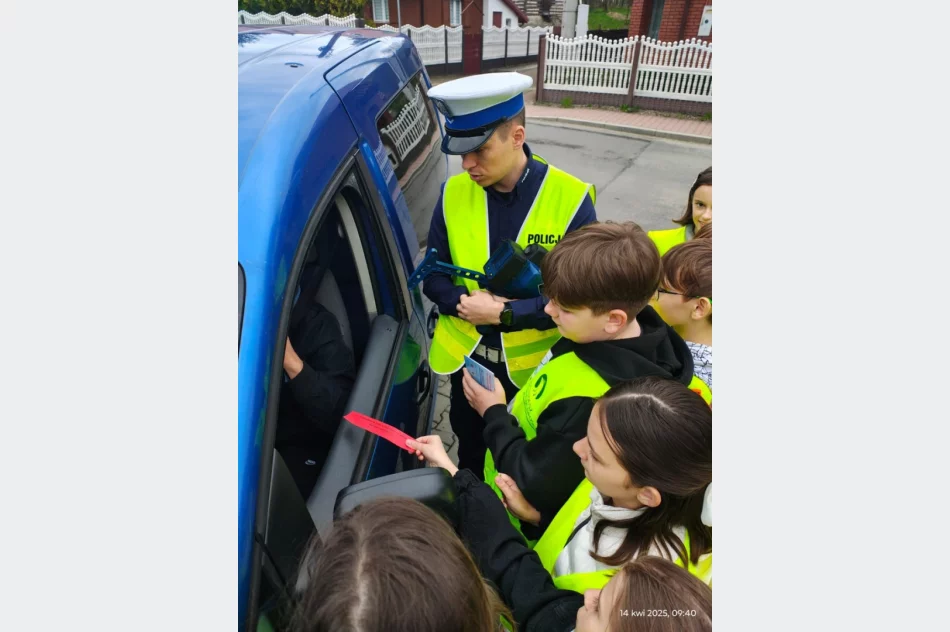 Policjanci i uczniowie rozdawali "słoneczka" oraz... czerwone kartki - zdjęcie 3