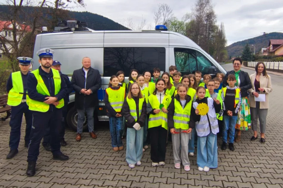 Policjanci i uczniowie rozdawali "słoneczka" oraz... czerwone kartki - zdjęcie 6