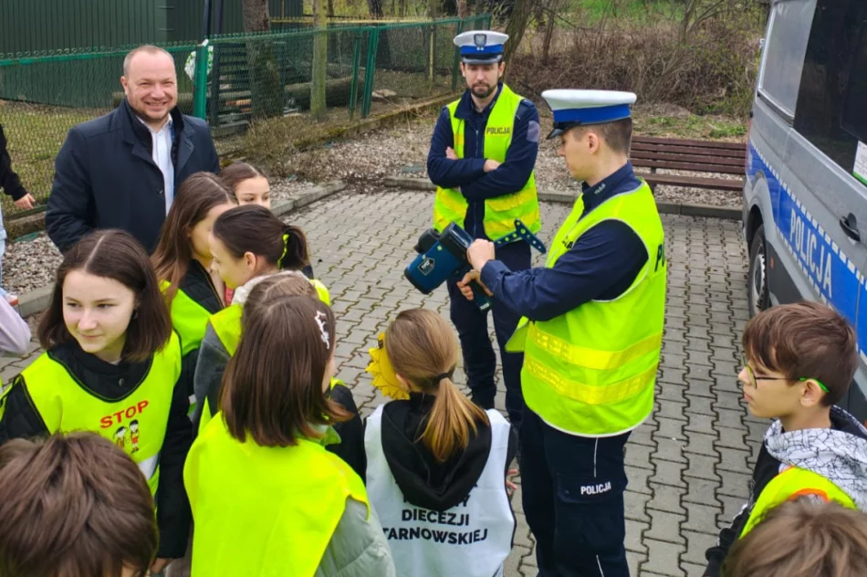 Policjanci i uczniowie rozdawali "słoneczka" oraz... czerwone kartki - zdjęcie 7