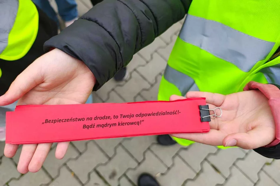 Policjanci i uczniowie rozdawali "słoneczka" oraz... czerwone kartki - zdjęcie 10