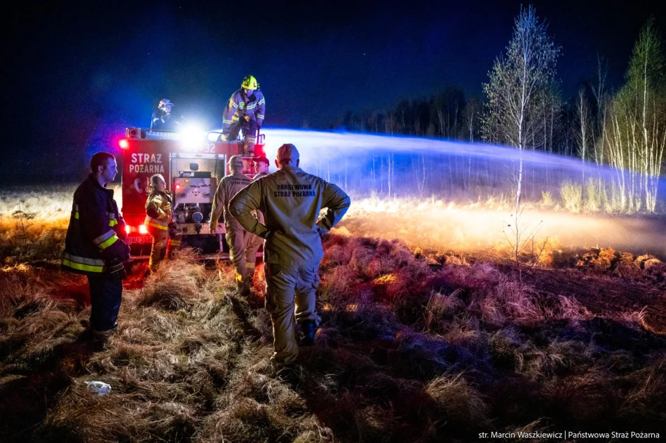 Pożar w Biebrzańskim PN rozszerza się. Dziś więcej śmigłowców, w tym Black Hawk policji - zdjęcie 2