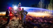 Pożar w Biebrzańskim PN rozszerza się. Dziś więcej śmigłowców, w tym Black Hawk policji - zdjęcie 2