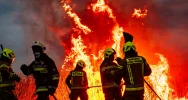 Pożar w Biebrzańskim PN rozszerza się. Dziś więcej śmigłowców, w tym Black Hawk policji - zdjęcie 4