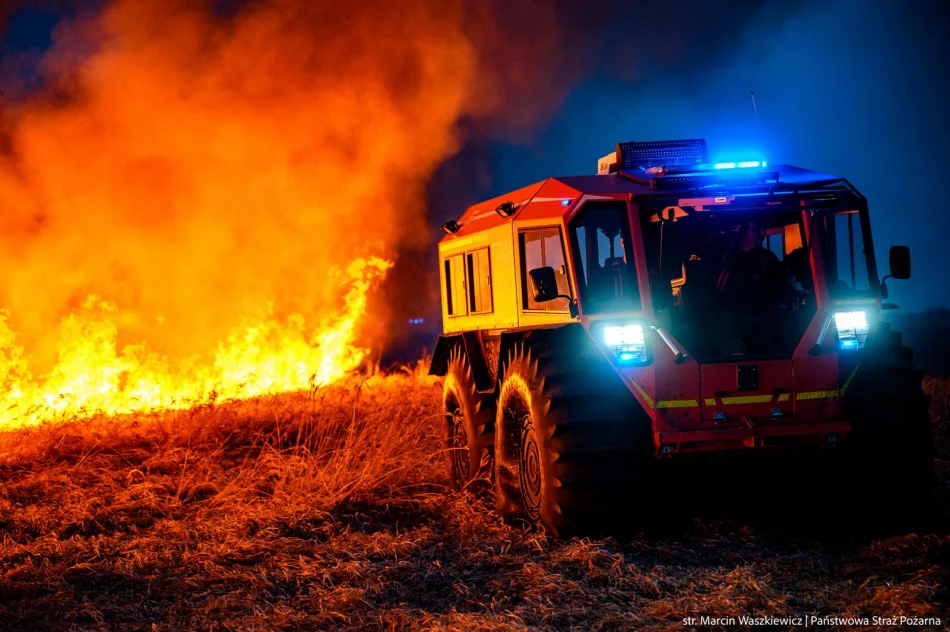Pożar w Biebrzańskim PN rozszerza się. Dziś więcej śmigłowców, w tym Black Hawk policji - zdjęcie 5