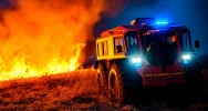 Pożar w Biebrzańskim PN rozszerza się. Dziś więcej śmigłowców, w tym Black Hawk policji - zdjęcie 5