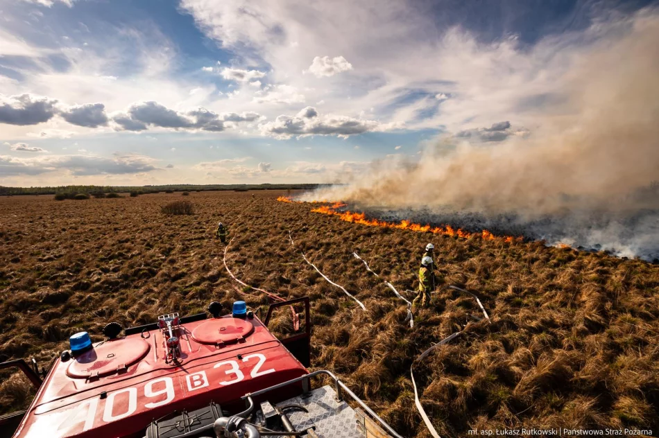 Pożar w Biebrzańskim PN rozszerza się. Dziś więcej śmigłowców, w tym Black Hawk policji - zdjęcie 10
