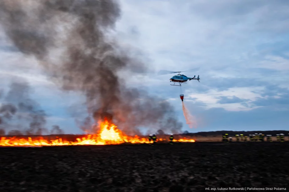 Pożar w Biebrzańskim PN rozszerza się. Dziś więcej śmigłowców, w tym Black Hawk policji - zdjęcie 11
