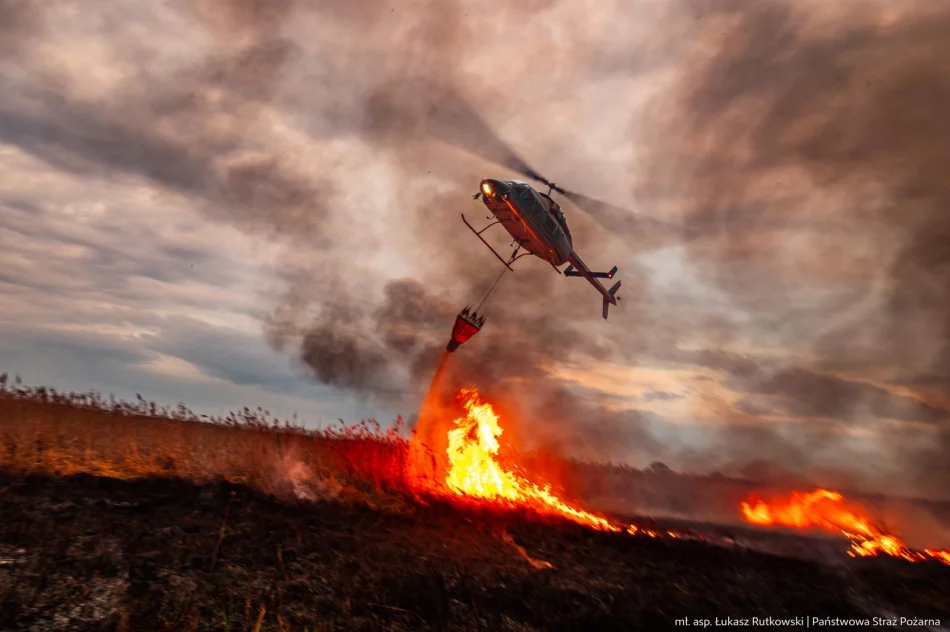 Pożar w Biebrzańskim PN rozszerza się. Dziś więcej śmigłowców, w tym Black Hawk policji - zdjęcie 13