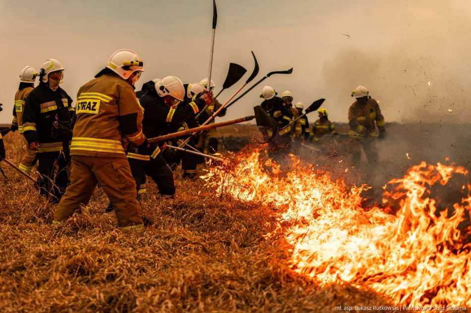 Pożar w Biebrzańskim PN rozszerza się. Dziś więcej śmigłowców, w tym Black Hawk policji - zdjęcie 14