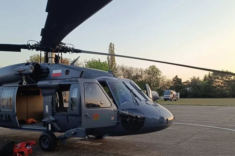 Pożar w Biebrzańskim PN rozszerza się. Dziś więcej śmigłowców, w tym Black Hawk policji - zdjęcie 18