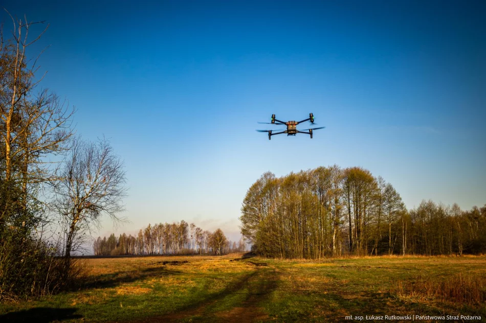 Pożar w Biebrzańskim PN rozszerza się. Dziś więcej śmigłowców, w tym Black Hawk policji - zdjęcie 19
