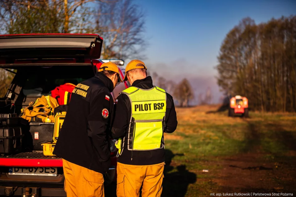 Pożar w Biebrzańskim PN rozszerza się. Dziś więcej śmigłowców, w tym Black Hawk policji - zdjęcie 20
