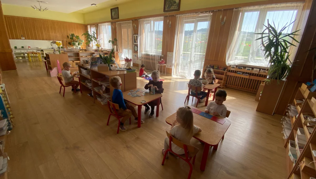 Przewodnik dla rodziców o edukacji przedszkolnej Montessori