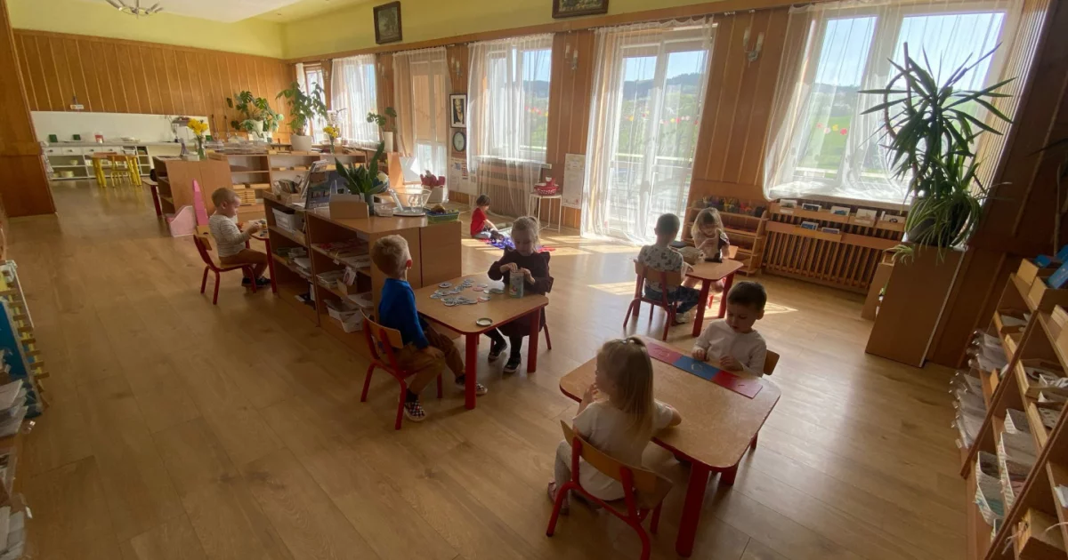 Przewodnik dla rodziców o edukacji przedszkolnej Montessori