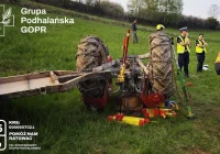 Mężczyzna przygnieciony przez ciągnik, wezwano LPR - zdjęcie główne