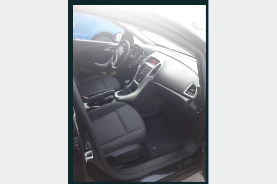 Opel Astra 1.4 Turbo 2011 – Kombi, Benzyna, 198 000 km - zdjęcie 4