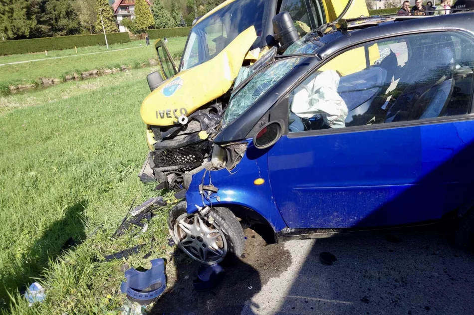 Zmiażdżony Smart, prowadził nastolatek. Trzy osoby w szpitalu - zdjęcie 2
