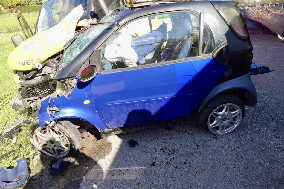 Zmiażdżony Smart, prowadził nastolatek. Trzy osoby w szpitalu - zdjęcie 3