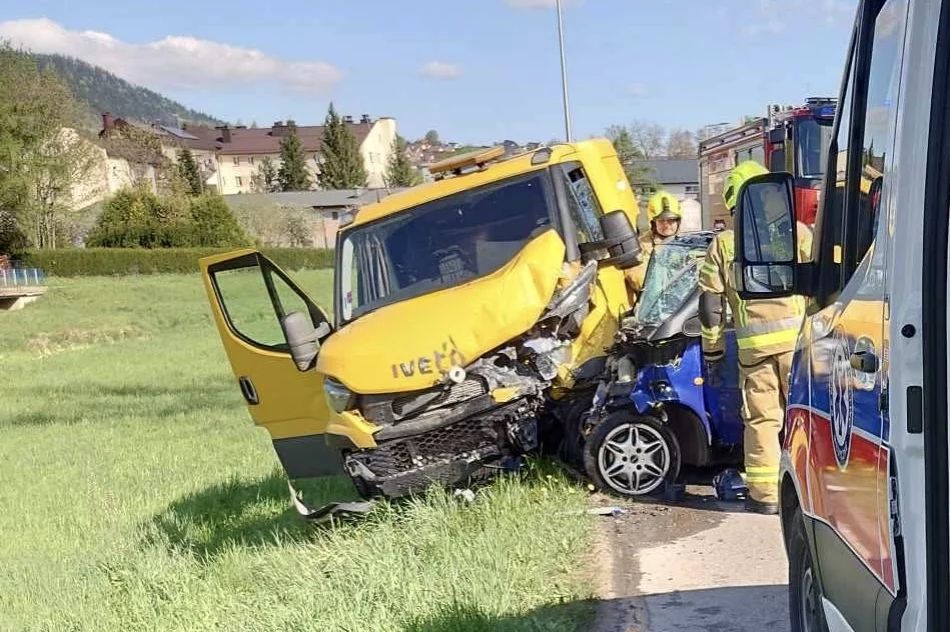 Zmiażdżony Smart, prowadził nastolatek. Trzy osoby w szpitalu - zdjęcie 4